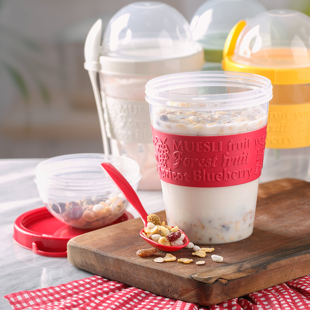 Salad Meal Shaker Cup Fresh Salad Cup to Go,Portable Fruit and Vegetable  Salad Cups Container with Fork & Salad Dressing Holder (L)